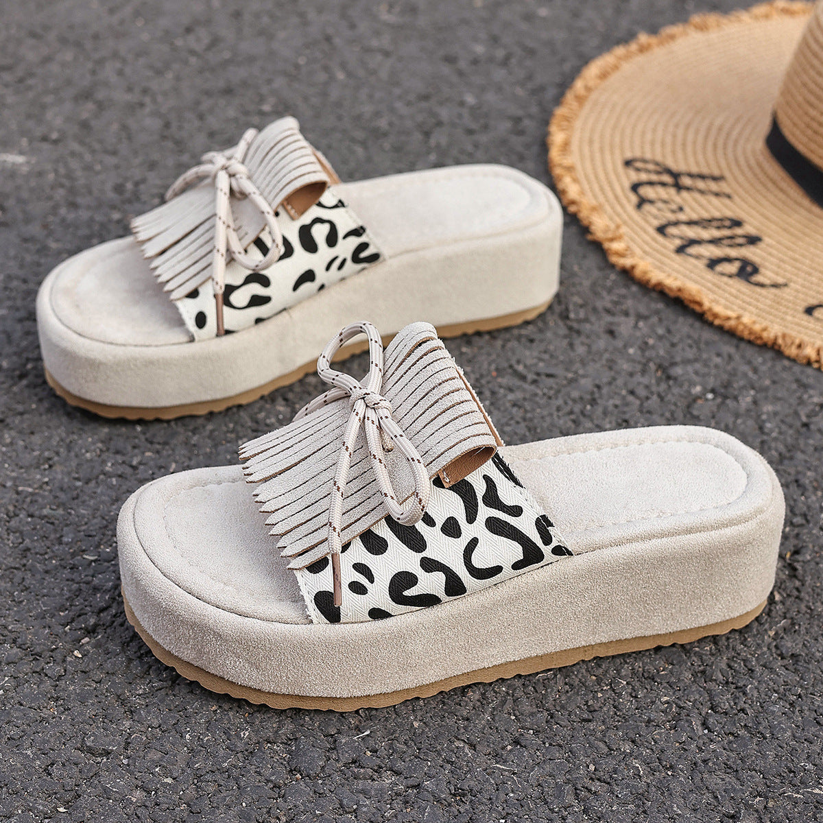 Plateau-Slipper mit Leopardenmuster und Quaste
