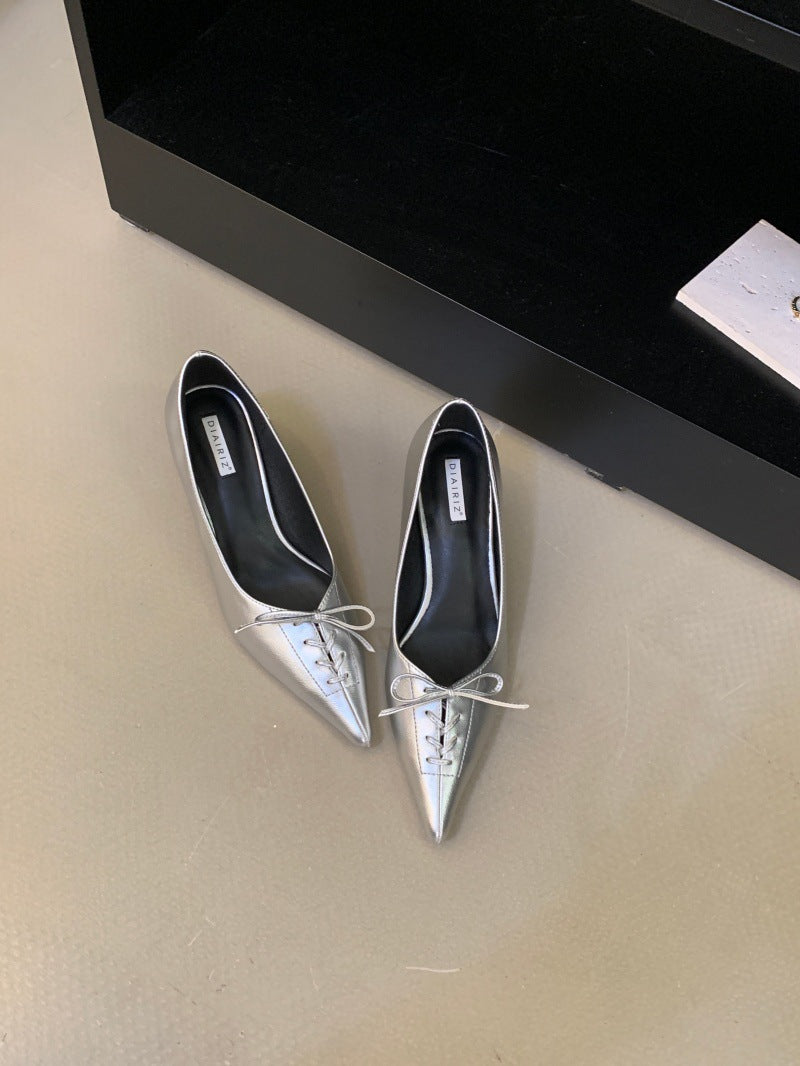 Spitze Pumps mit Stilettoabsatz und Schleife