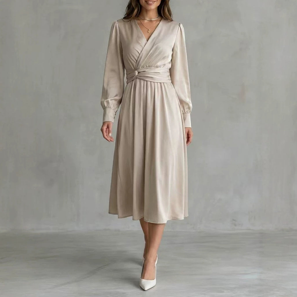 Elegantes Satin-Kleid mit langen Ärmeln