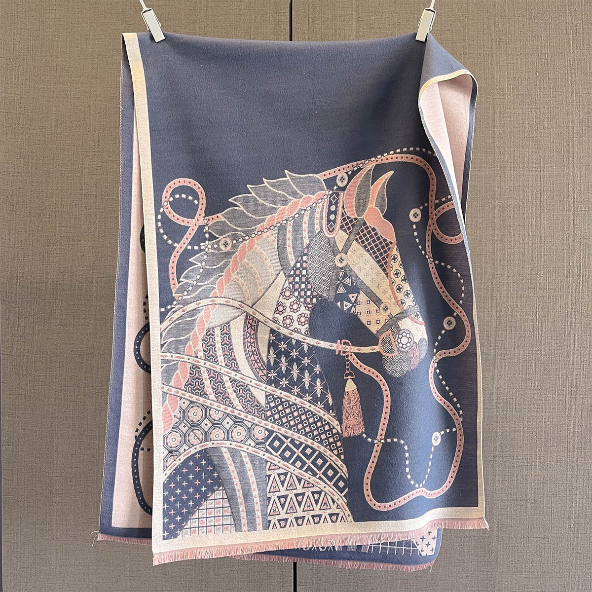 Schal mit Pferdemuster – Bild 3 | LuxeStyle