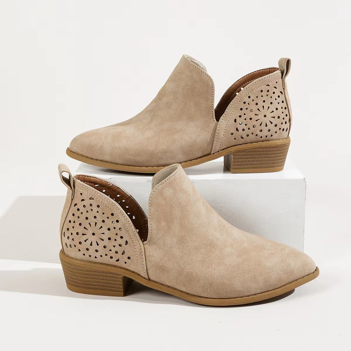 Stiefeletten mit spitzem Zeh und Chunky-Absatz – Bild 4 | LuxeStyle