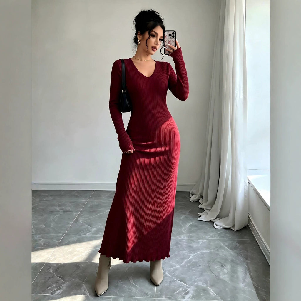Geripptes Strickkleid mit V-Ausschnitt