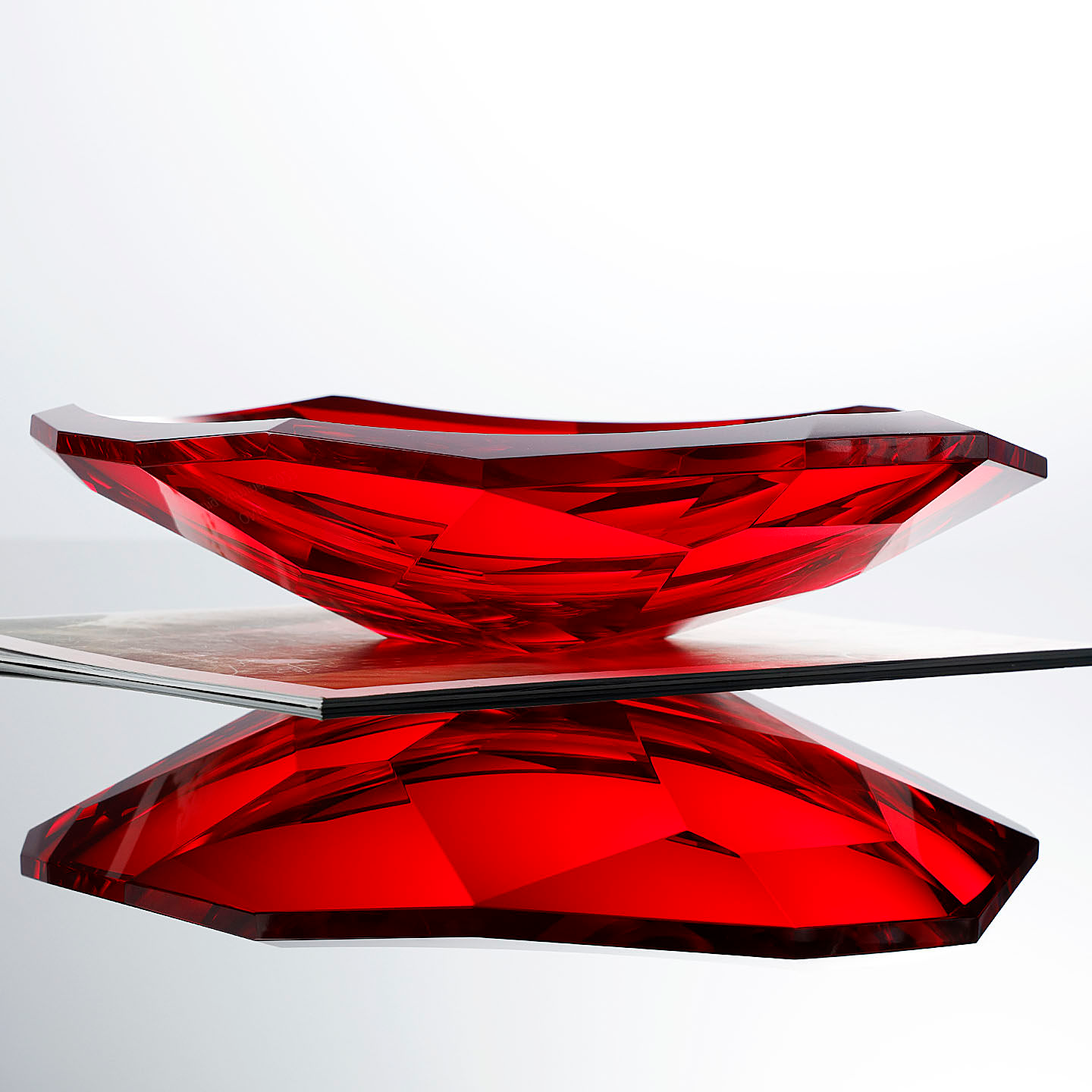 Rote Obstschale