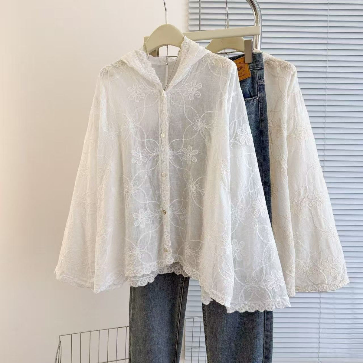 Kapuzen-Shirt mit Stickerei und Häkel-Details – Bild 10 | LuxeStyle
