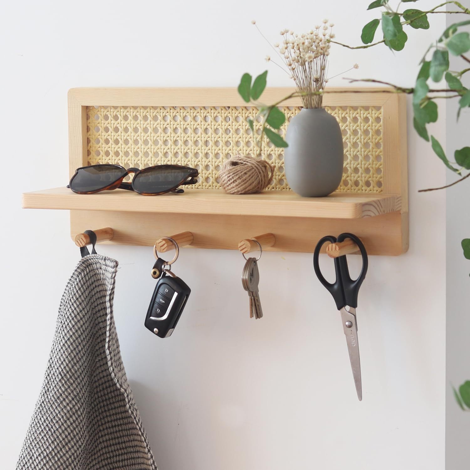 Holz-Garderobe mit Rattan