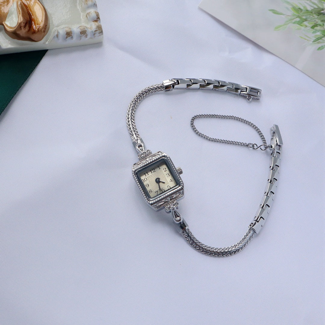 Retro-Armbanduhr mit feinem Band