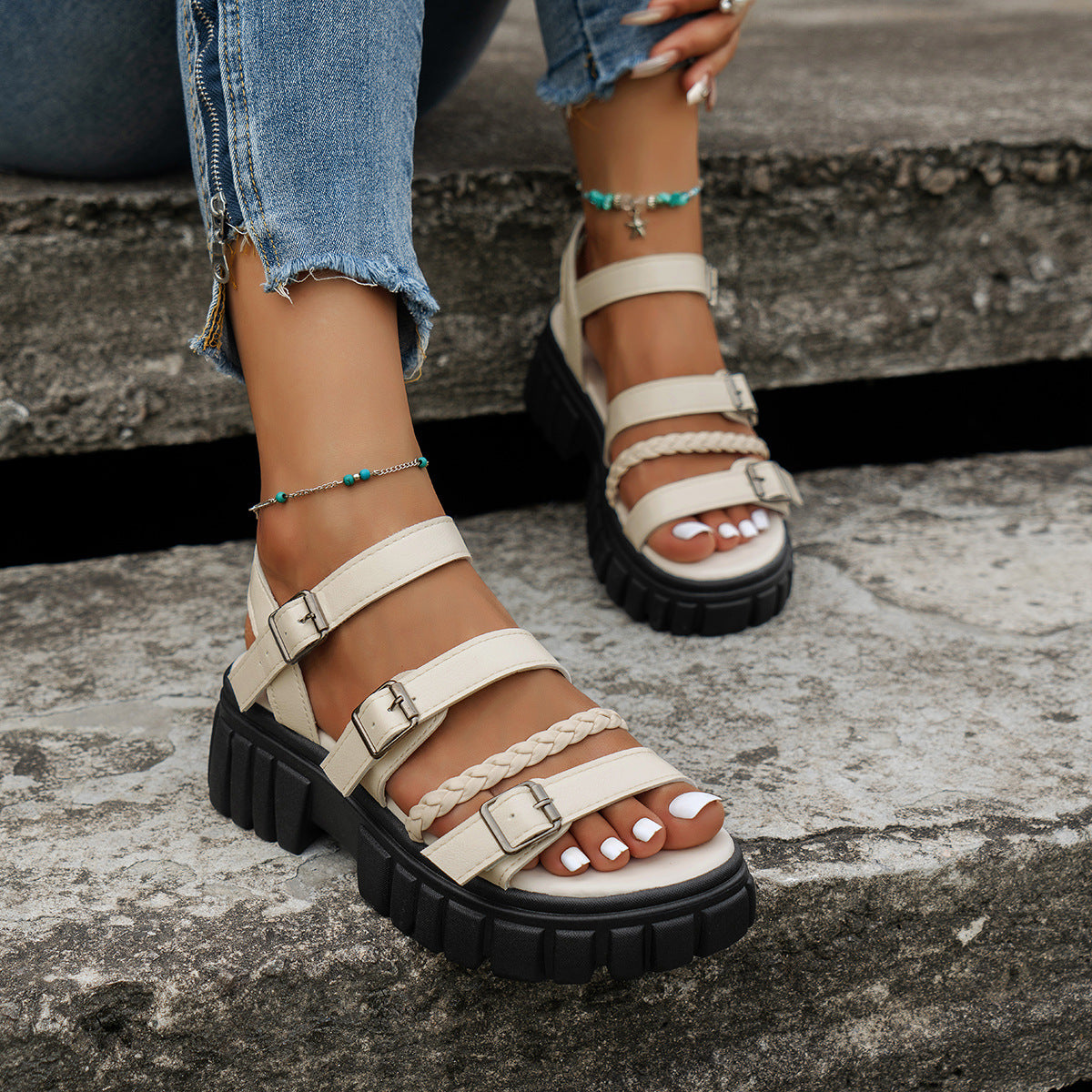 Schwarze Sandalen mit dicker Sohle – Bild 3 | LuxeStyle