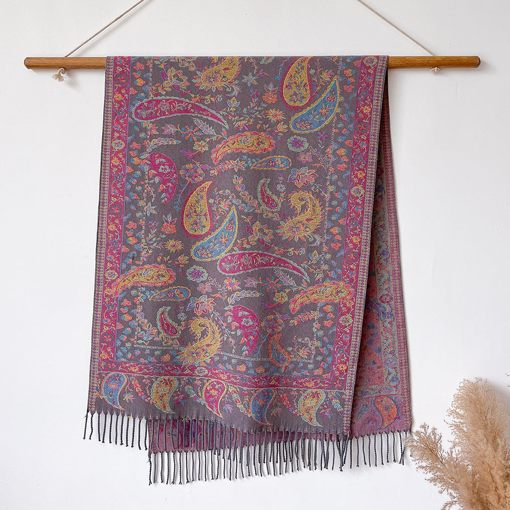 Warmer Jacquard-Poncho mit Quasten