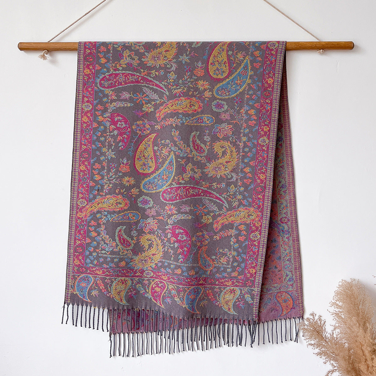 Warmer Jacquard-Poncho mit Quasten