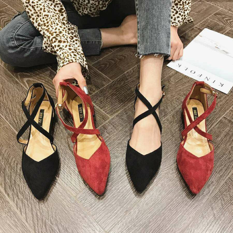 Flache, spitze Zehen Schuhe mit Kreuzband – Schwarz/Rot – Bild 13 | LuxeStyle