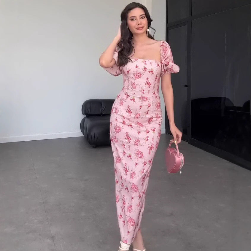 Elegantes Blumenkleid mit Quadrathals