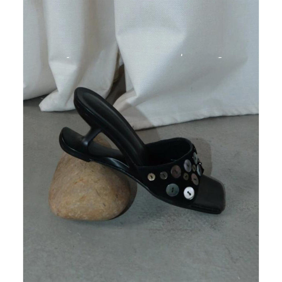 Schwarze offene Sandalen mit Mittelabsatz – Bild 5 | LuxeStyle
