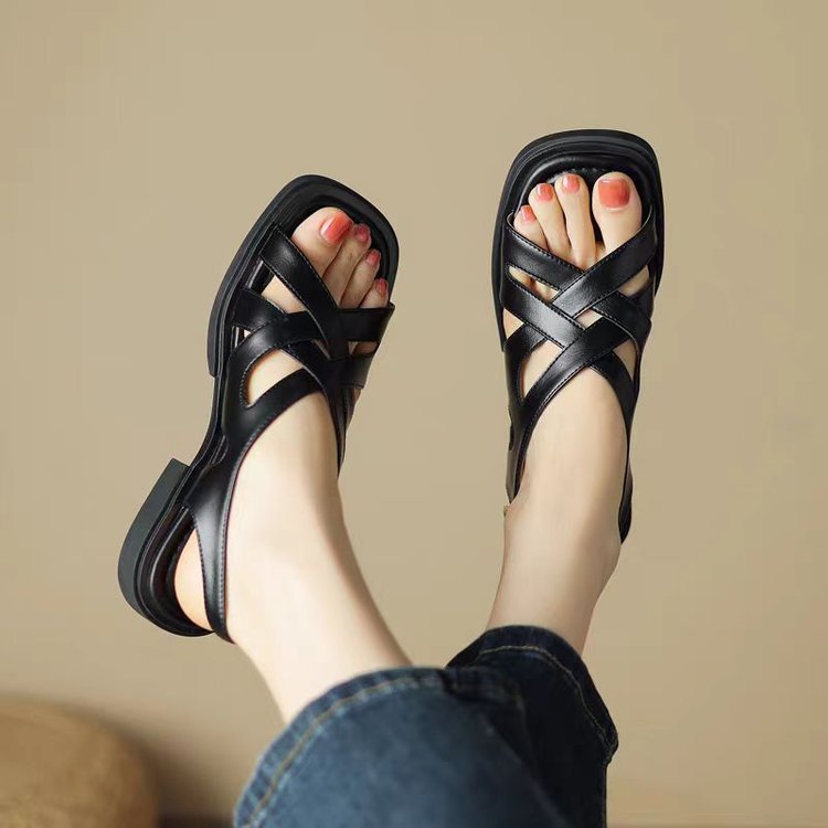 Lackleder-Sandalen mit niedrigem Absatz – Bild 9 | LuxeStyle