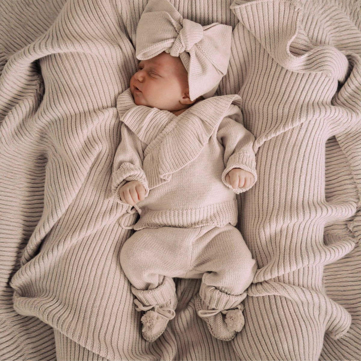 Baby Strick-Set mit Hose und Haarband · 3 Stück – Bild 5 | LuxeStyle