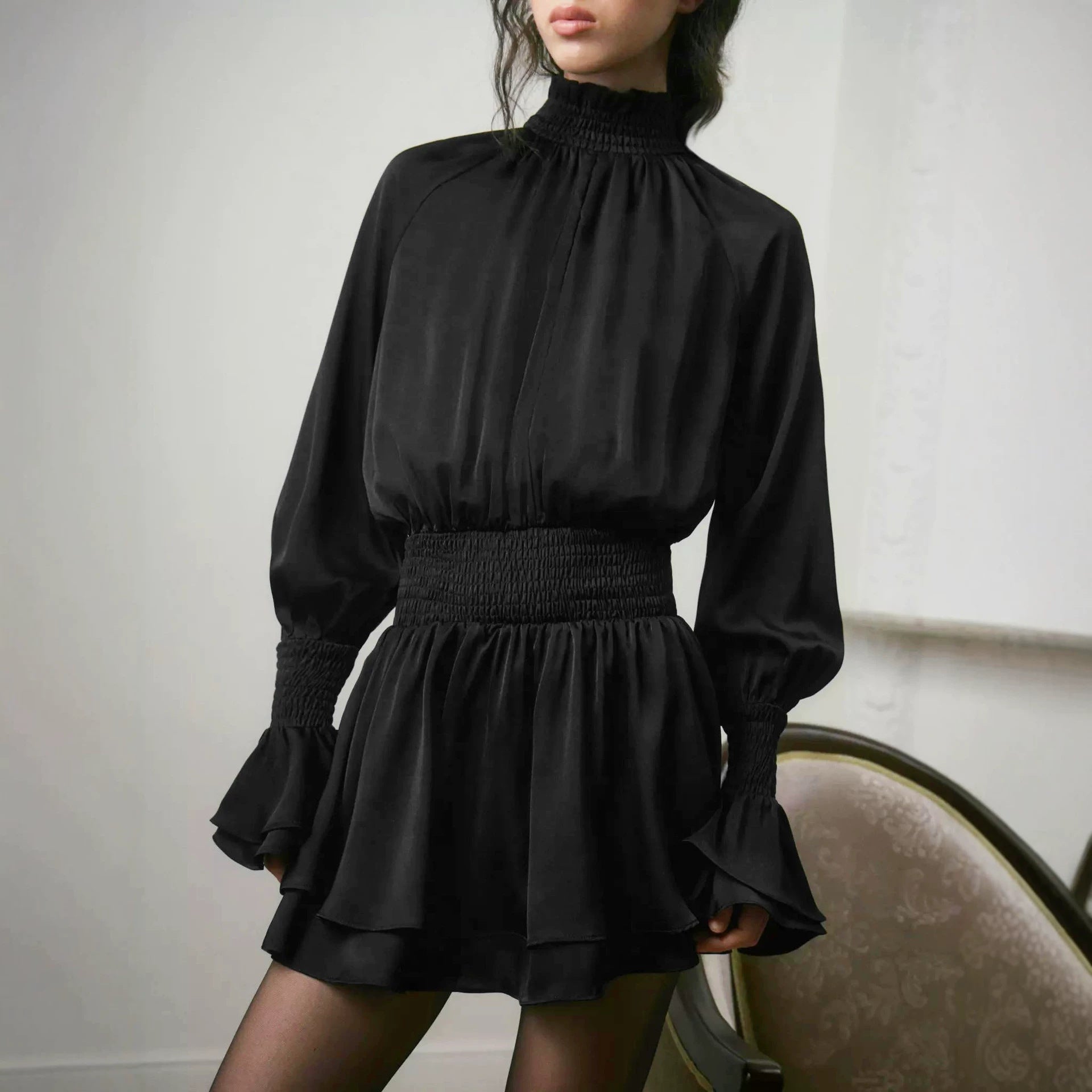 Schwarzes drapiertes Minikleid im französischen Stil