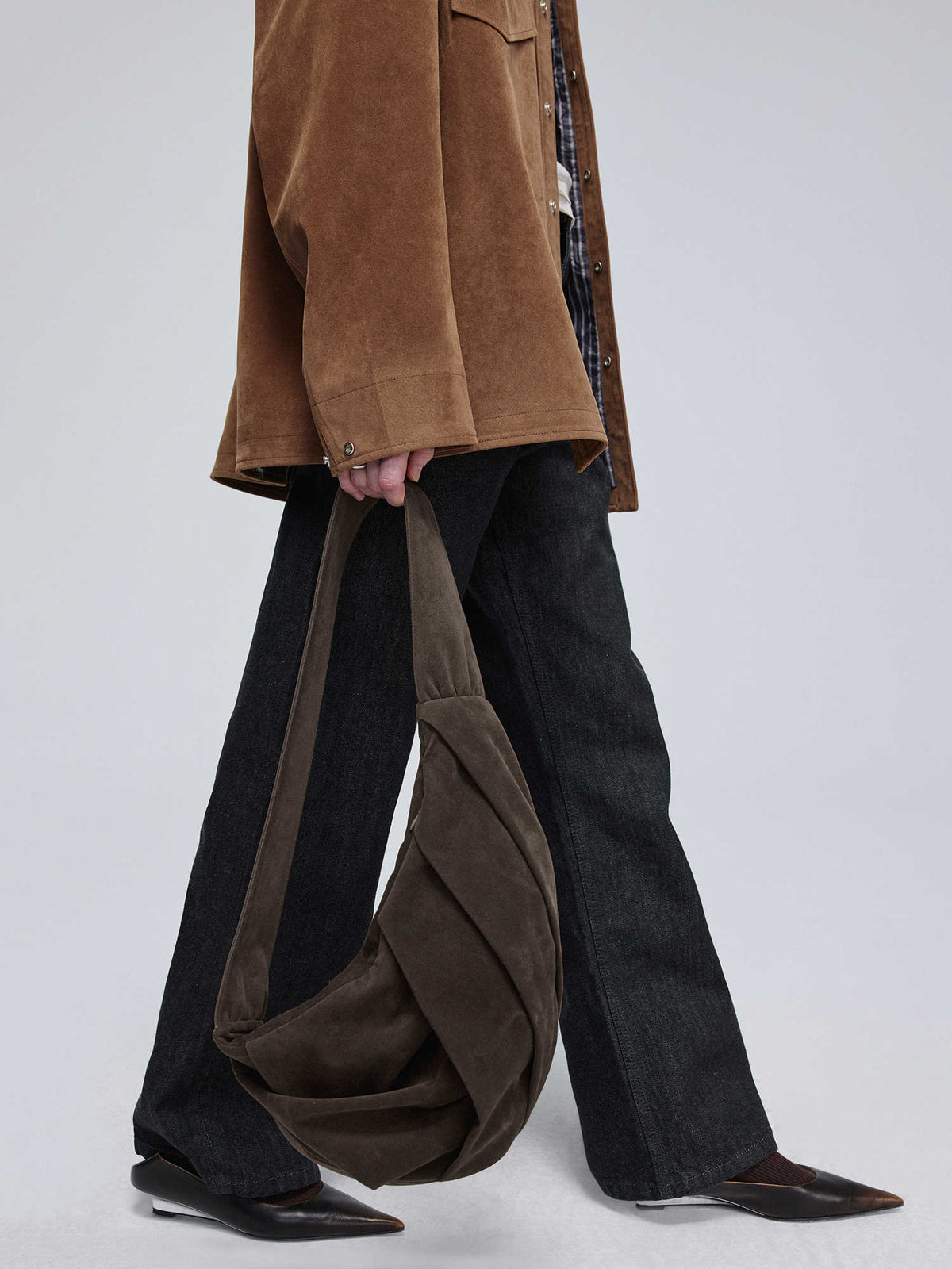 Umhängetasche aus Wildleder – Bild 4 | LuxeStyle