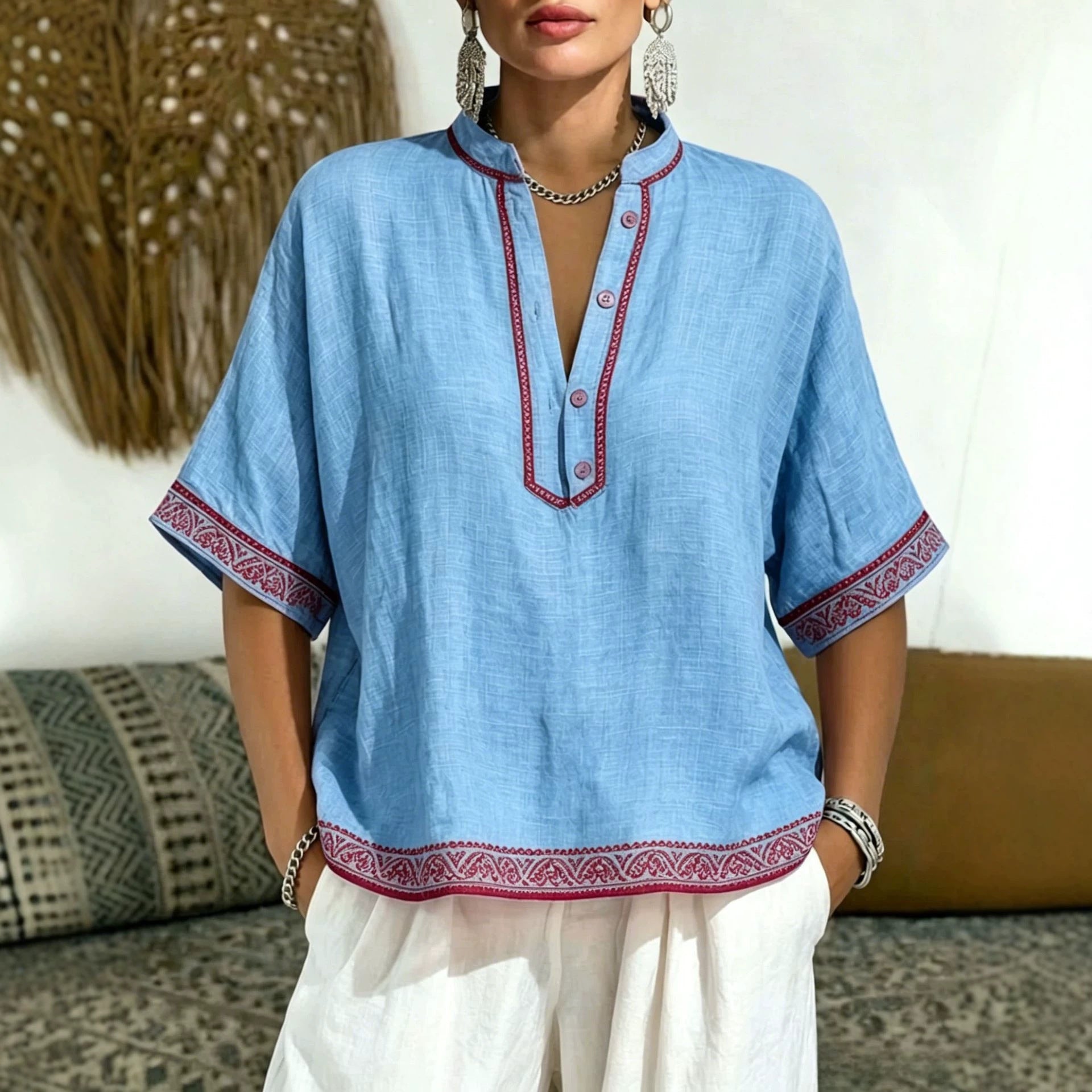 V-Neck T-Shirt mit Spitze und Knöpfen