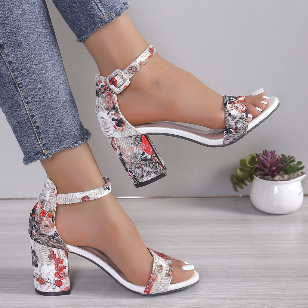 Sandalen mit dickem Absatz und Knöchelriemen – Bild 16 | LuxeStyle