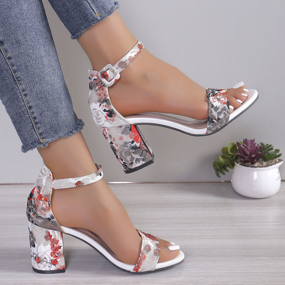 Sandalen mit dickem Absatz und Knöchelriemen – Bild 16 | LuxeStyle