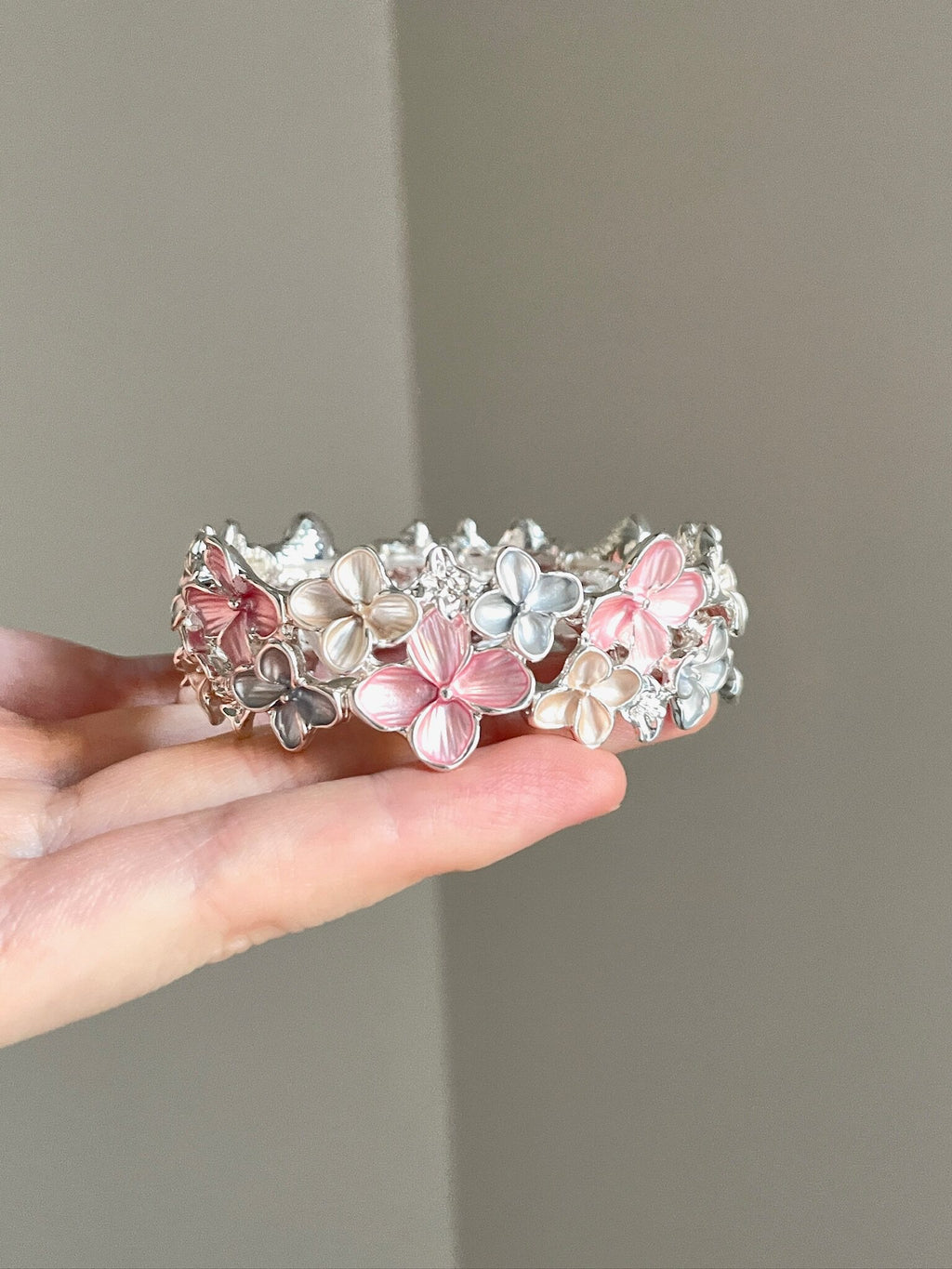 Armband Kleine Kirschblüten aus Emaille – Bild 5 | LuxeStyle