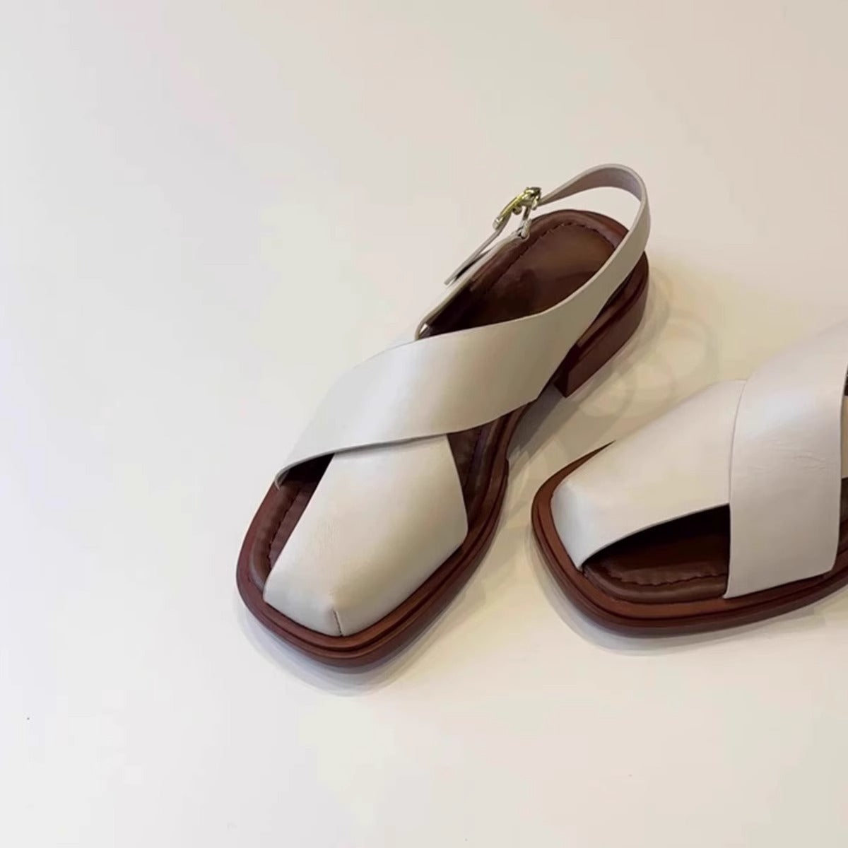 Milchweiße Sandalen mit Klett – Bild 1 | LuxeStyle
