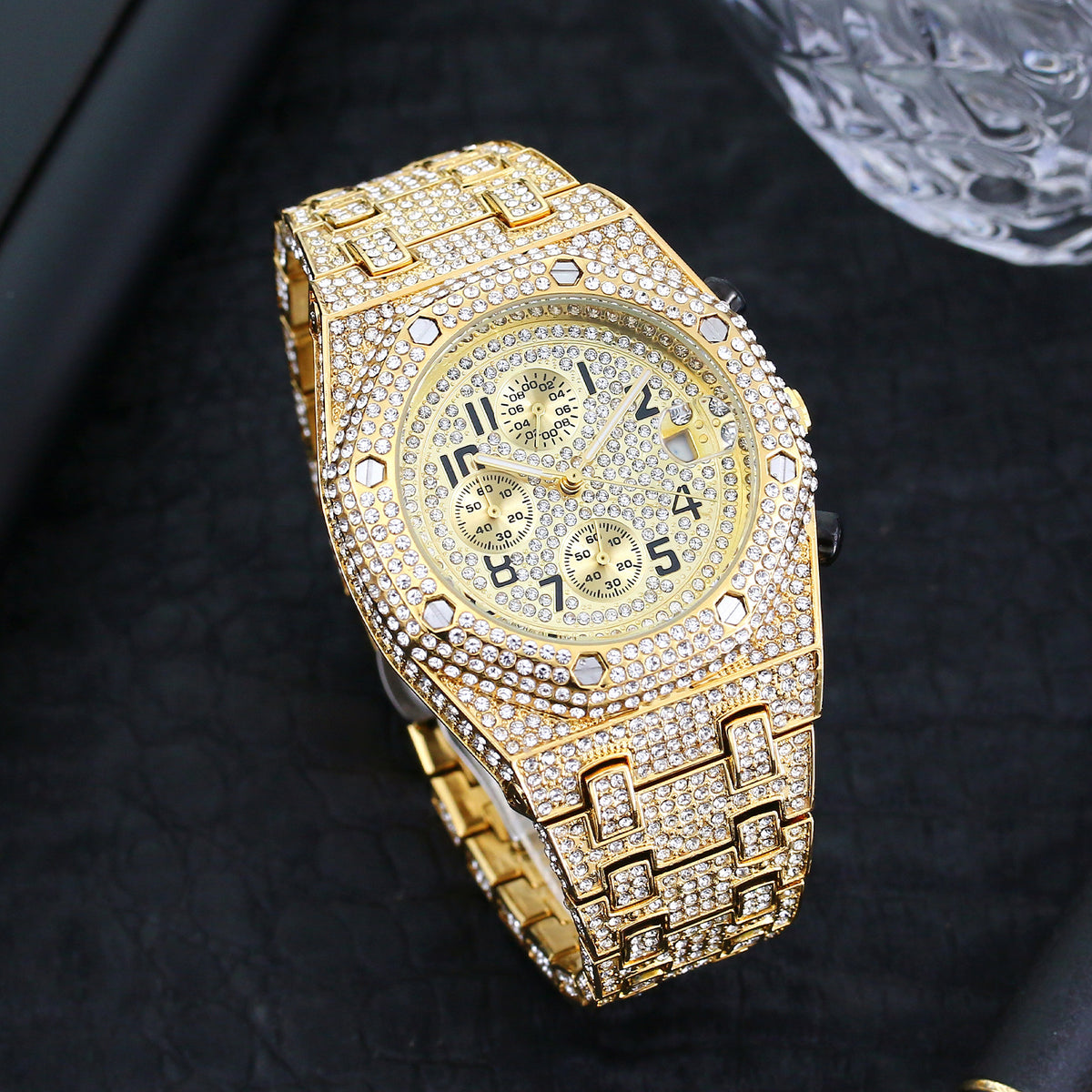 Sportliche Herrenuhr mit Chronograph – Bild 5 | LuxeStyle