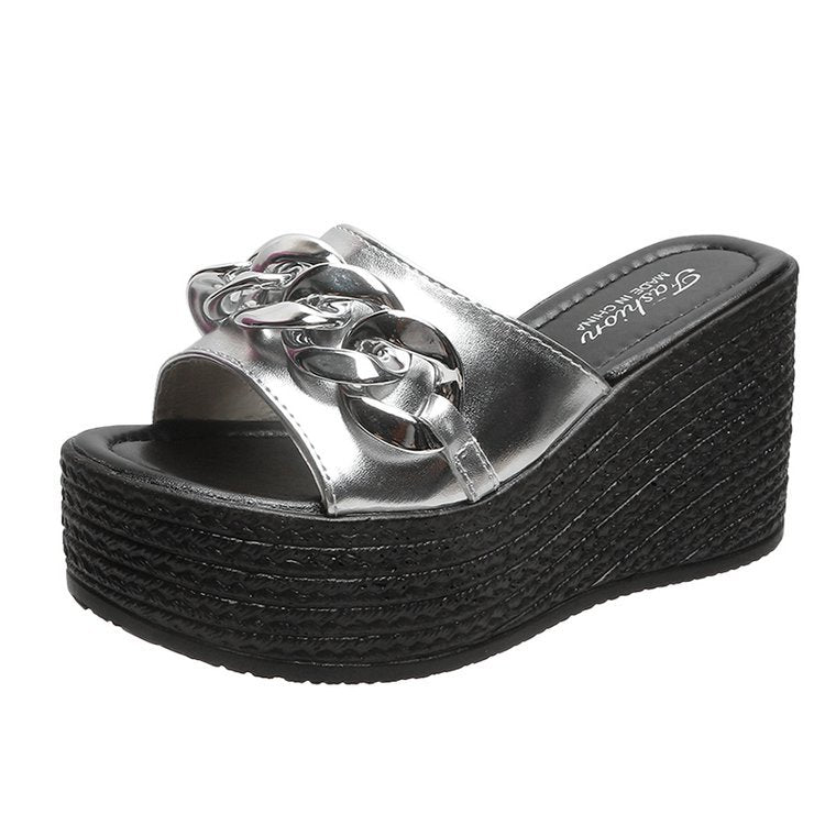 Keilabsatz-Sandalen mit Kette – Bild 4 | LuxeStyle