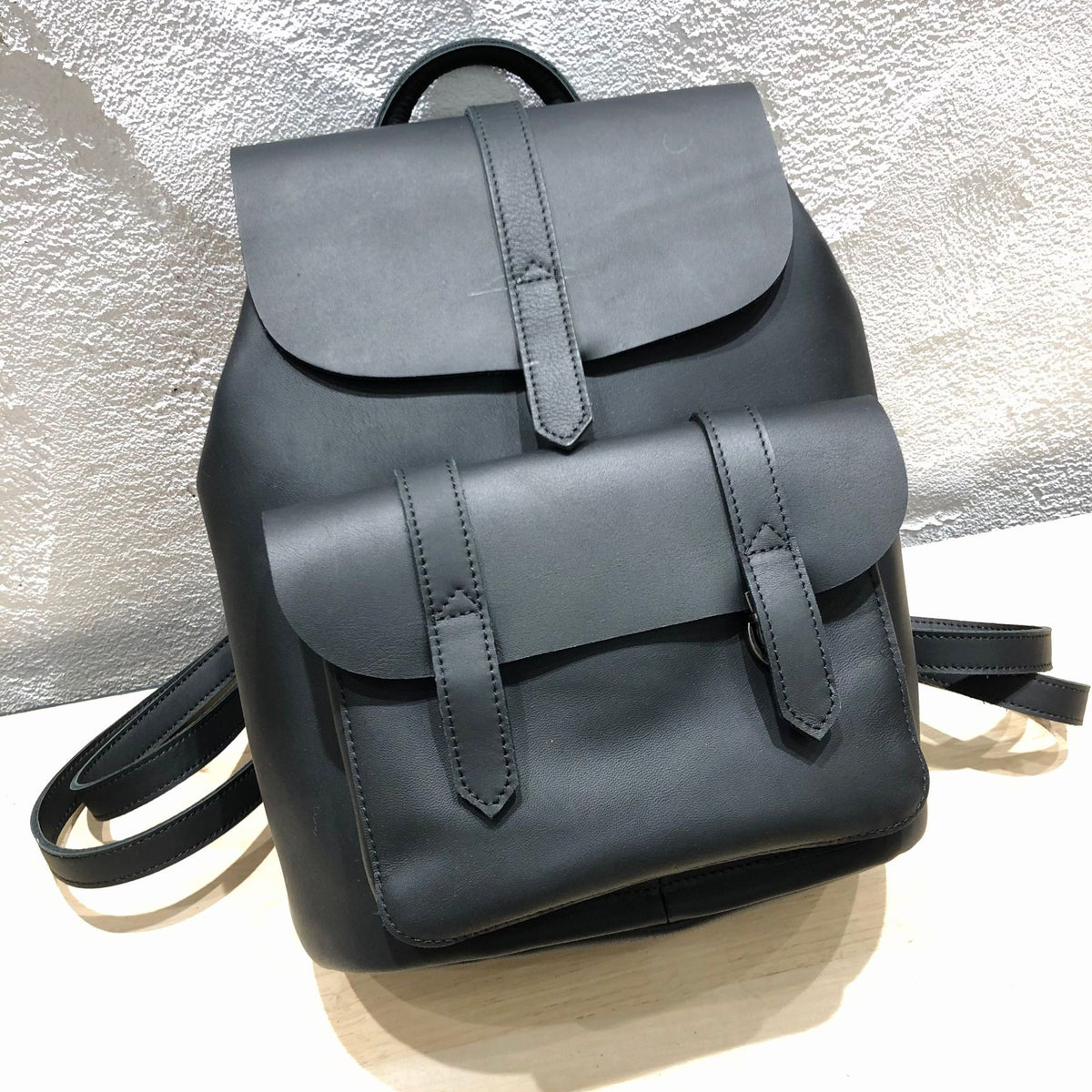Handgefertigter Lederrucksack Retro in Schwarz – Bild 3 | LuxeStyle
