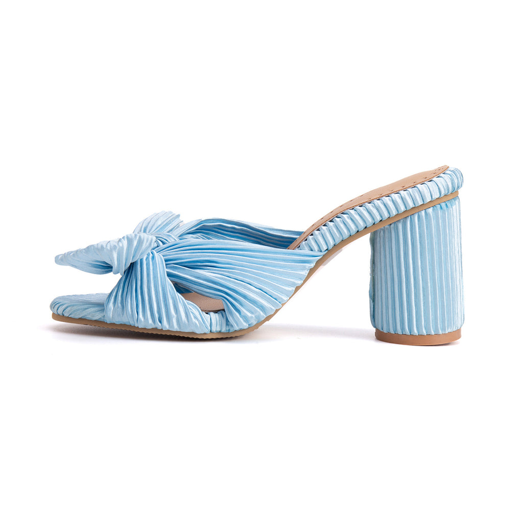 Satin Pantoletten mit Peep-Toe und Blockabsatz