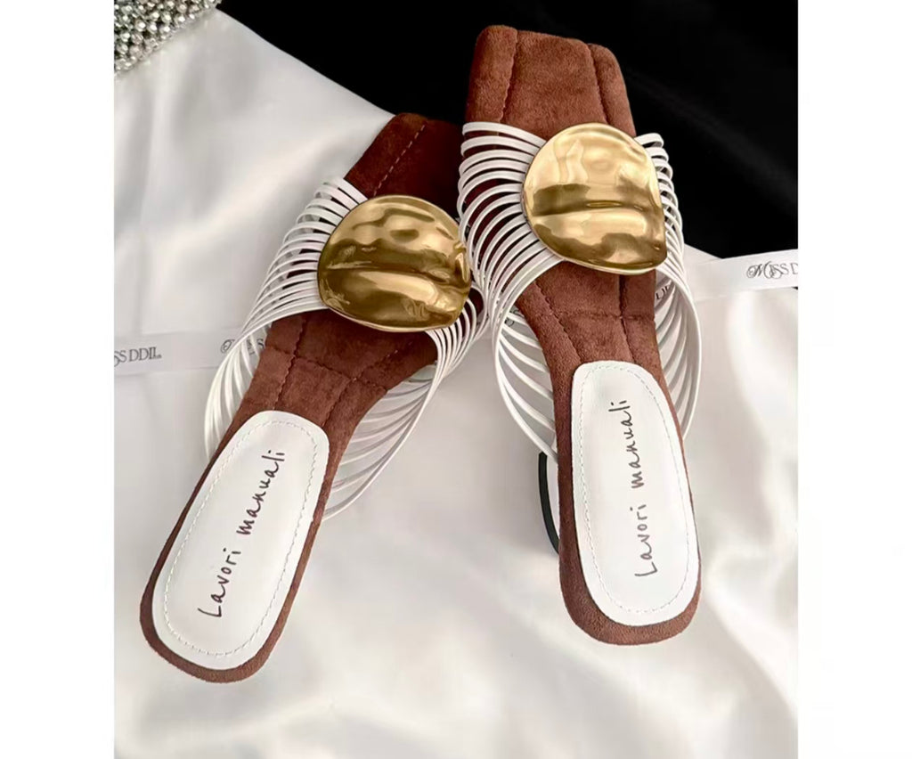 Römer-Sandalen mit dünnen Riemen und Keilabsatz