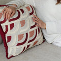 Wabi‑Sabi‑Kissen mit rotem Jacquard‑Stichwerk | LuxeStyle