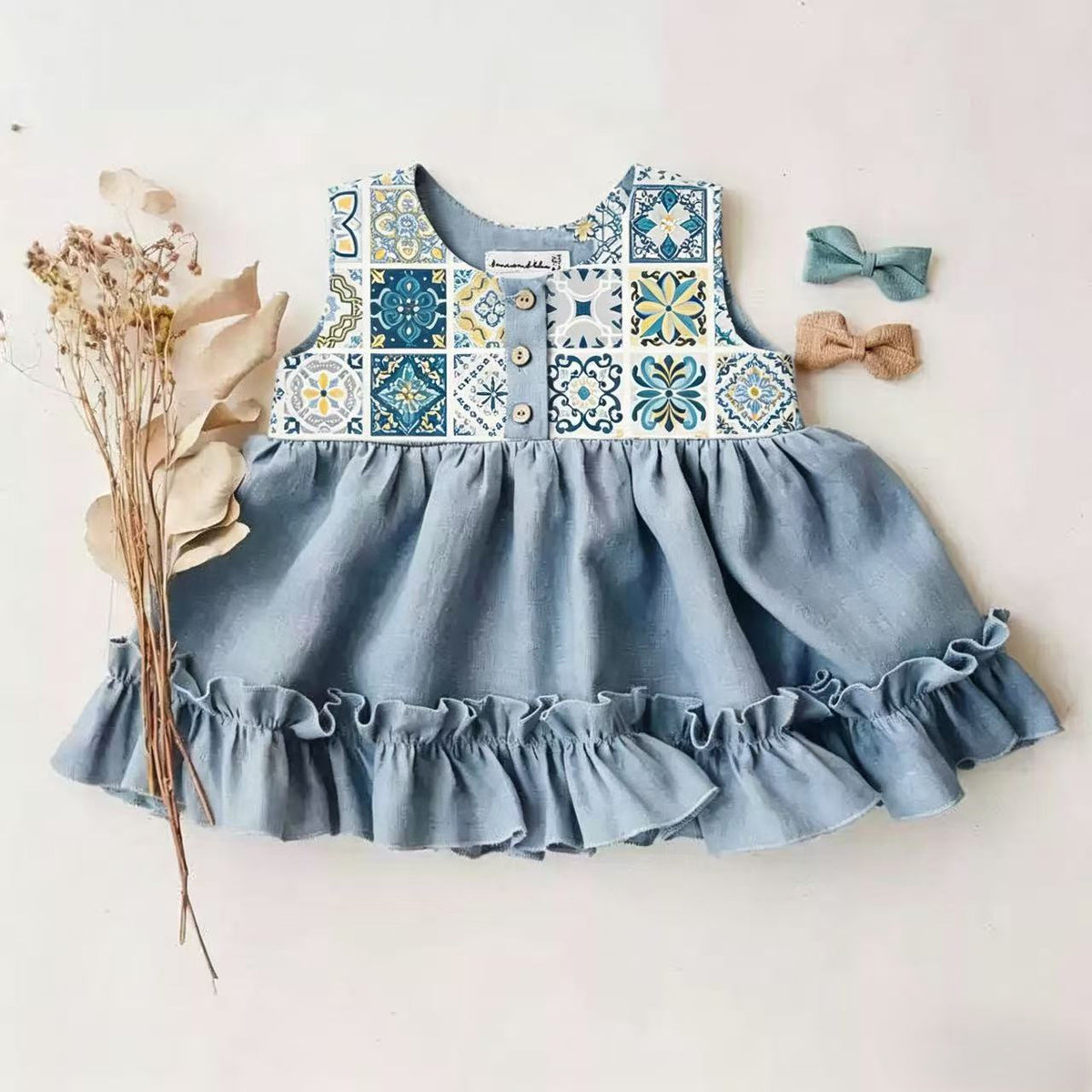 Baby‑Outfit ohne Ärmel mit Rüschenhosen – Bild 4 | LuxeStyle