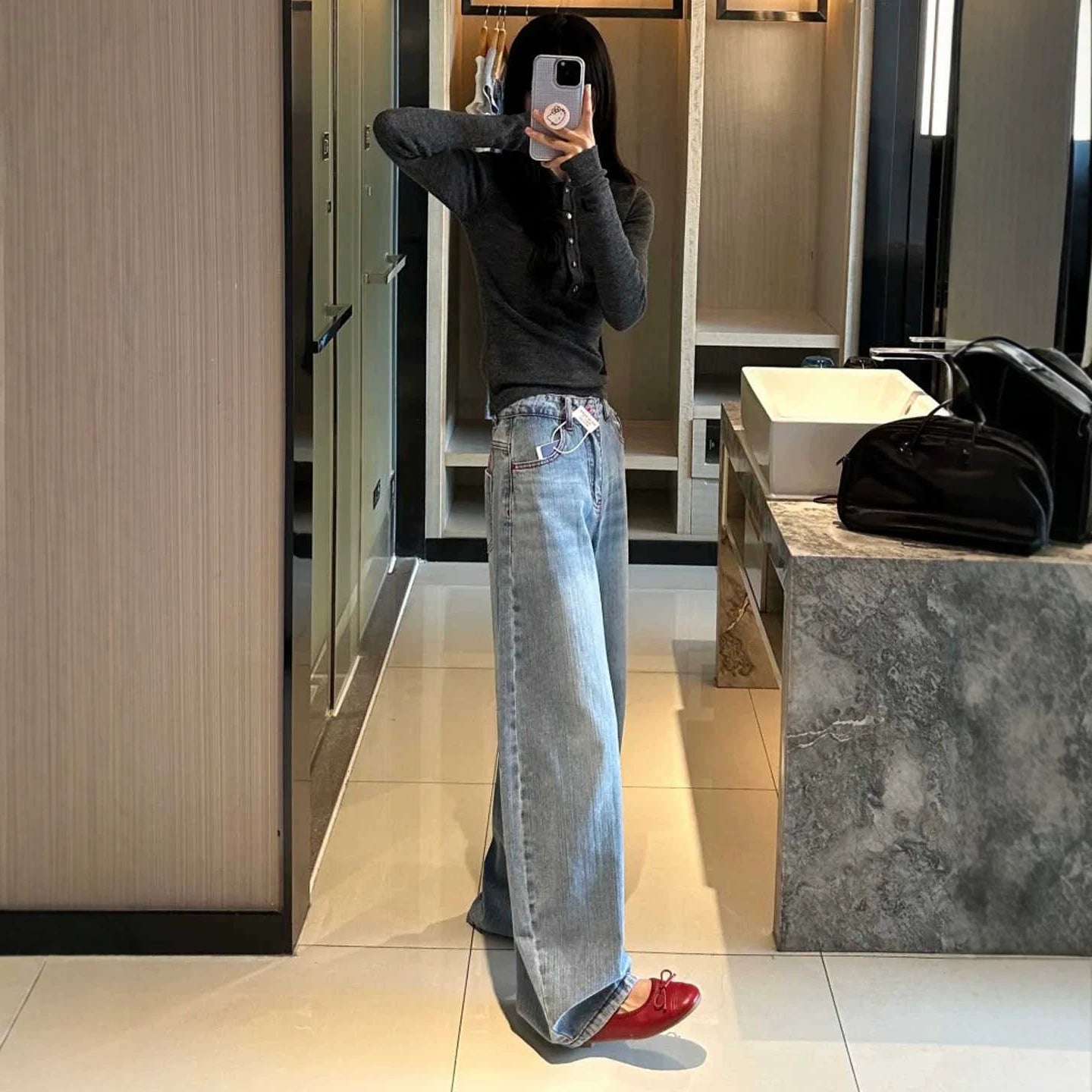 Hochtaillierte hellblaue Jeans mit Stickerei