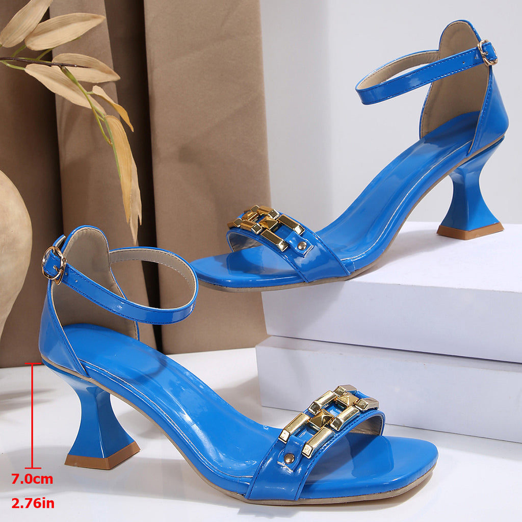 Sandalen mit Metallkette und Blockabsatz