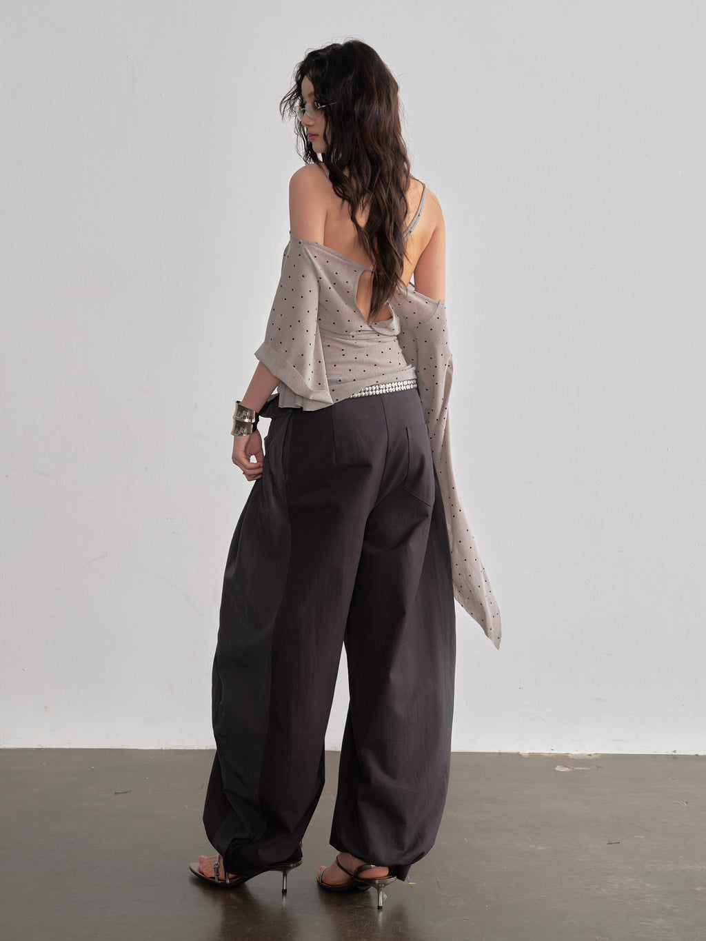 Retro-Halter Top Bluse mit asymmetrischen Ärmeln – Bild 5 | LuxeStyle