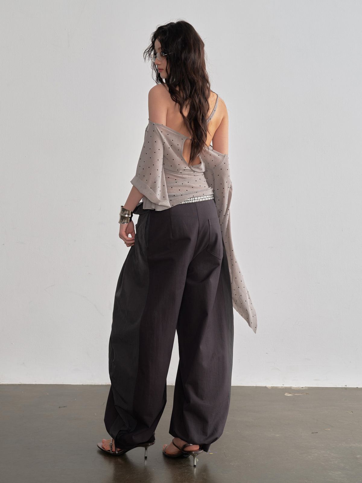 Retro-Halter Top Bluse mit asymmetrischen Ärmeln – Bild 5 | LuxeStyle