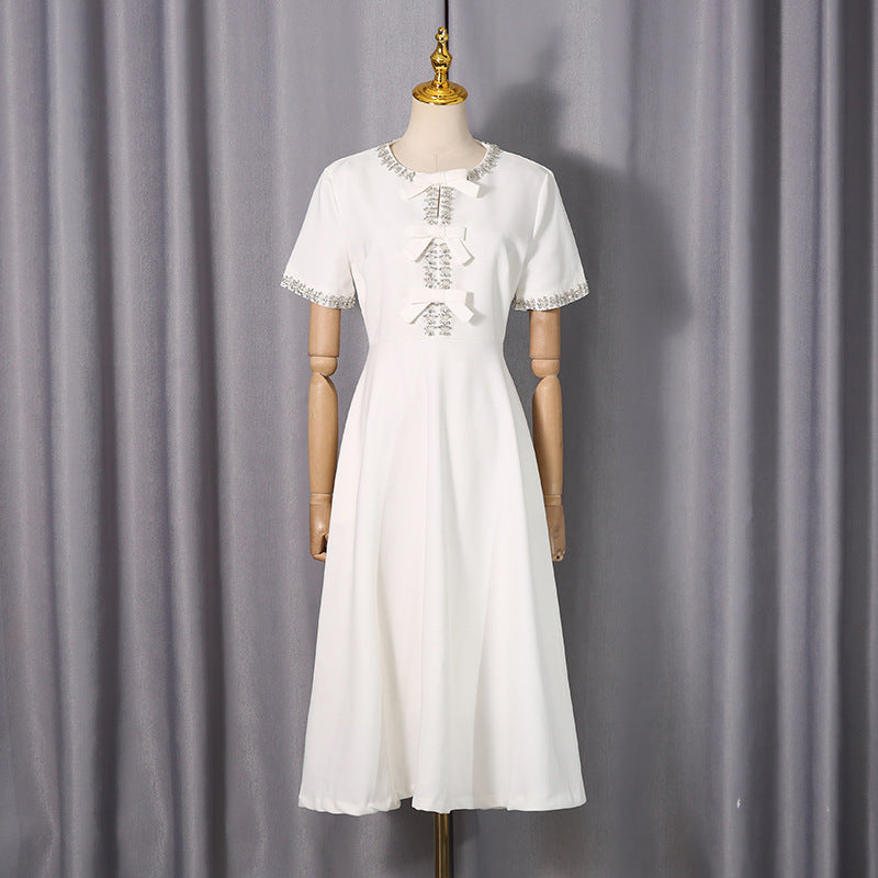 Langes Kleid mit Diamant-Schleife am Ausschnitt | LuxeStyle