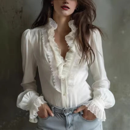 Weisse Bluse mit Spitze im französischen Stil