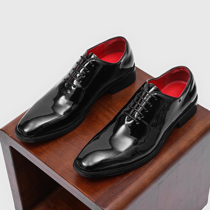 Glänzende Business-Schuhe im britischen Stil