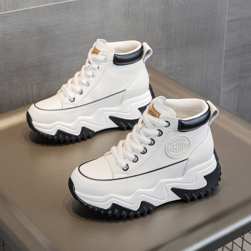 Keilsneaker High-Top mit perforiertem Design
