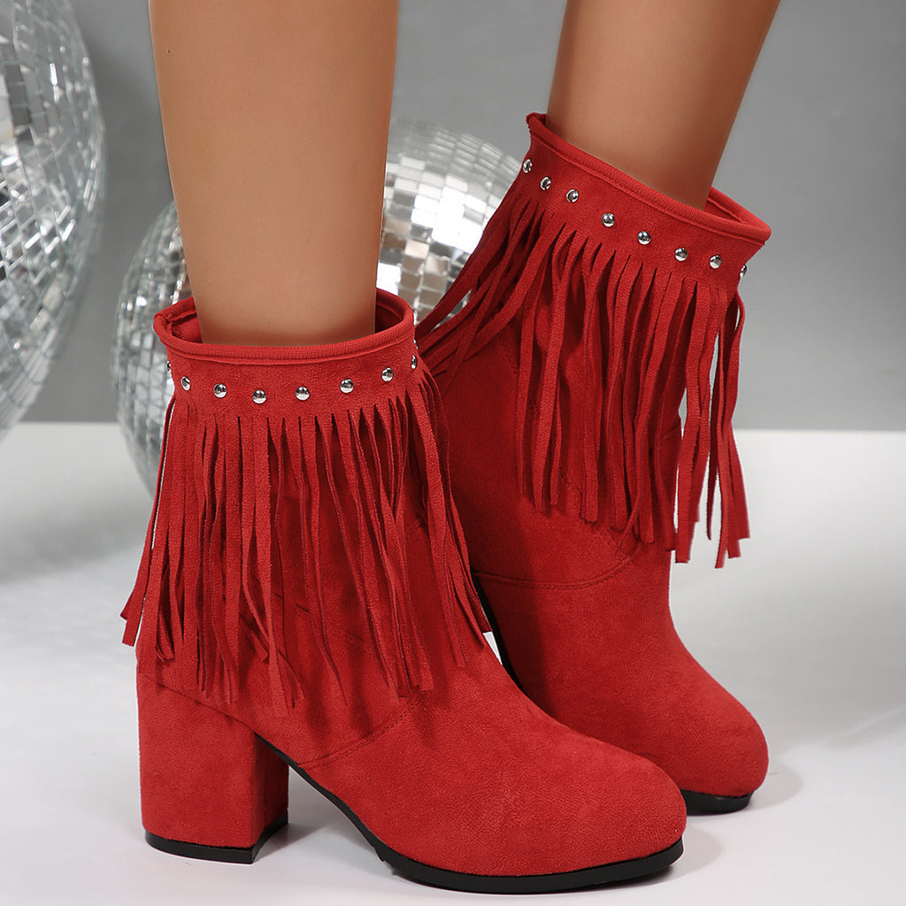 Niedrige Wildleder-Stiefeletten mit Nieten und Quasten