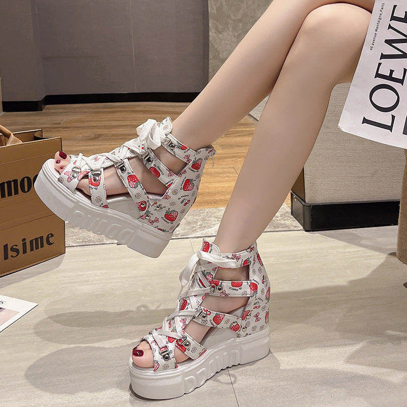 Plateau-Wedge Sandalen mit Fischmund-Print – Bild 4 | LuxeStyle