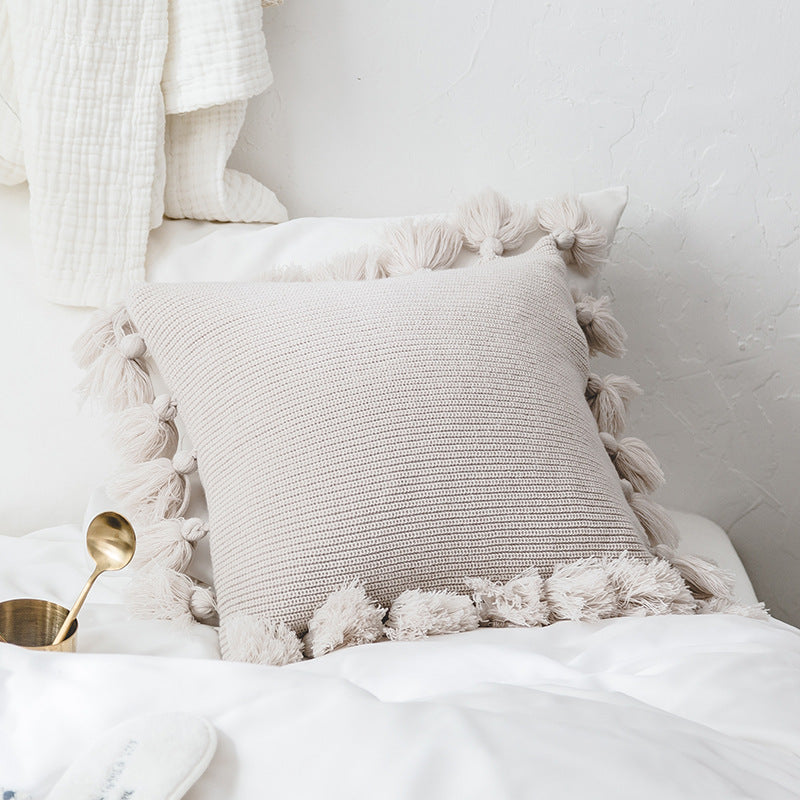 Nordisches Kissen mit Wollbommel – Bild 8 | LuxeStyle