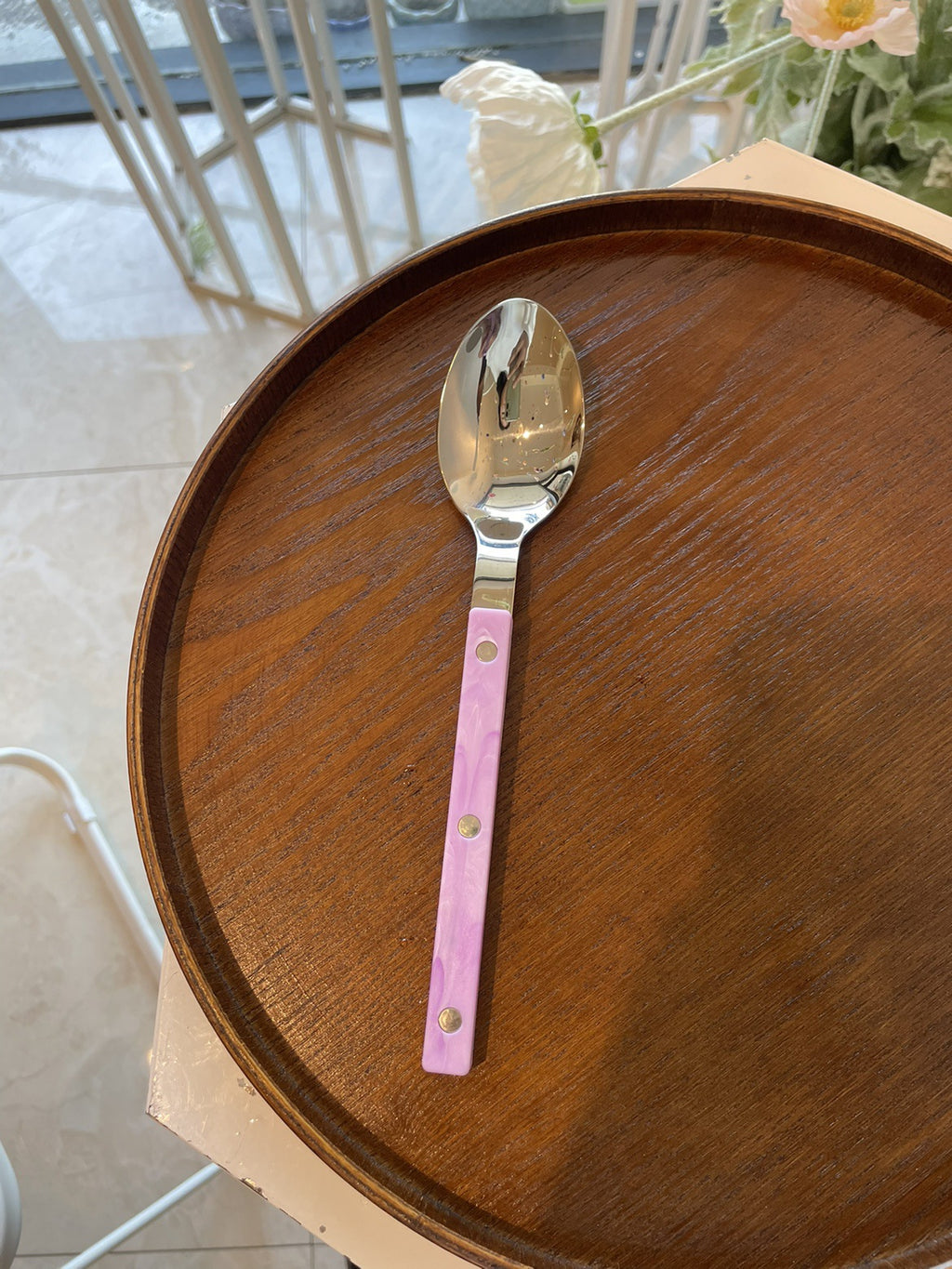 Mehrfarbiges Besteckset im französischen Stil