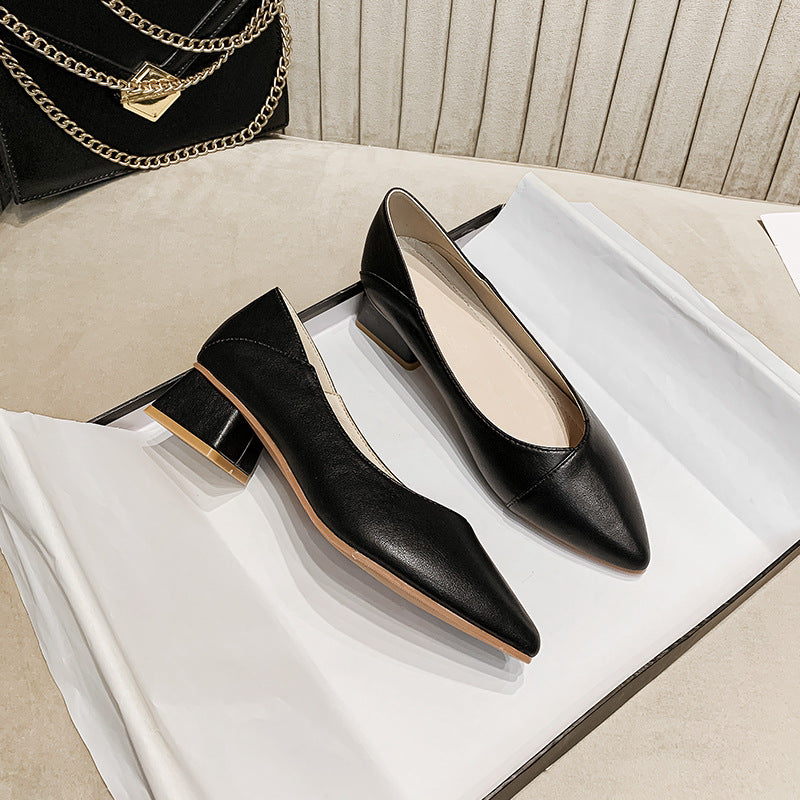 Lederstiefel mit spitzem Zeh und mittlerem Absatz | LuxeStyle
