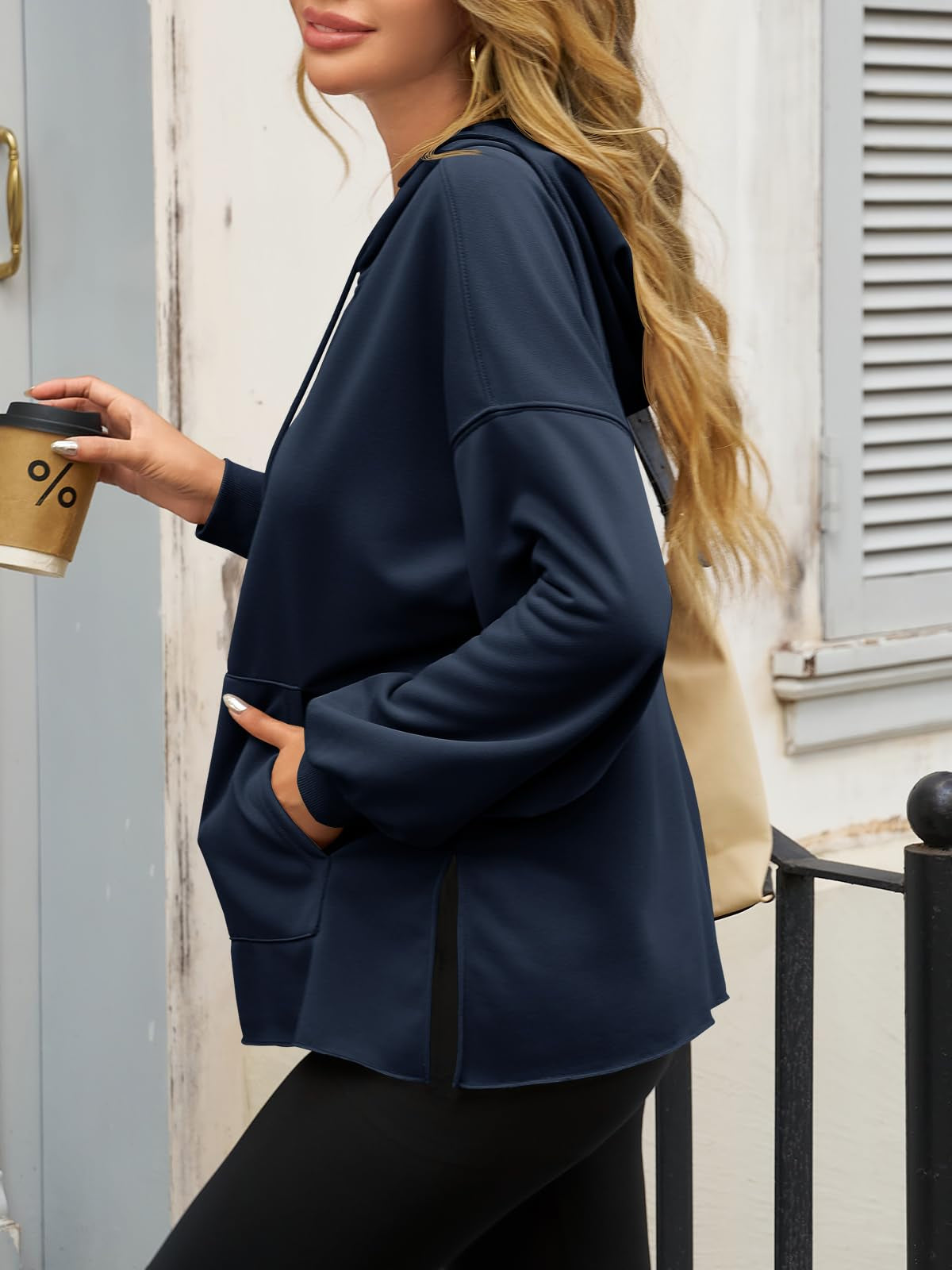 Oversized Hoodie mit Bauchtasche und Seitenschlitzen – Ansicht 2