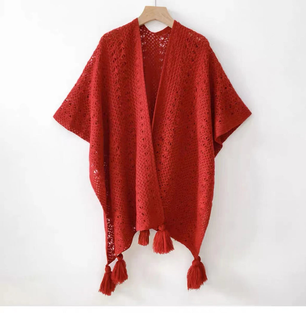 Gestricktes Cape mit Quasten
