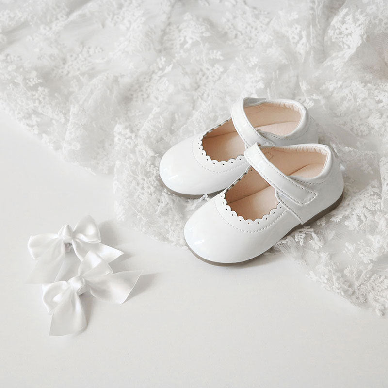 Weisse Mädchen Schuhe mit Schleife