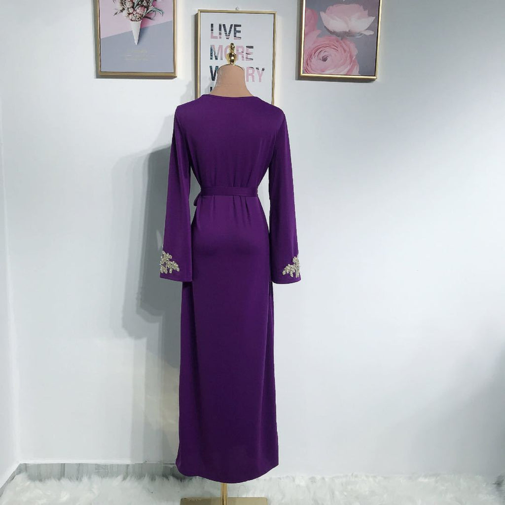Elegantes Abendkleid mit Stickereien