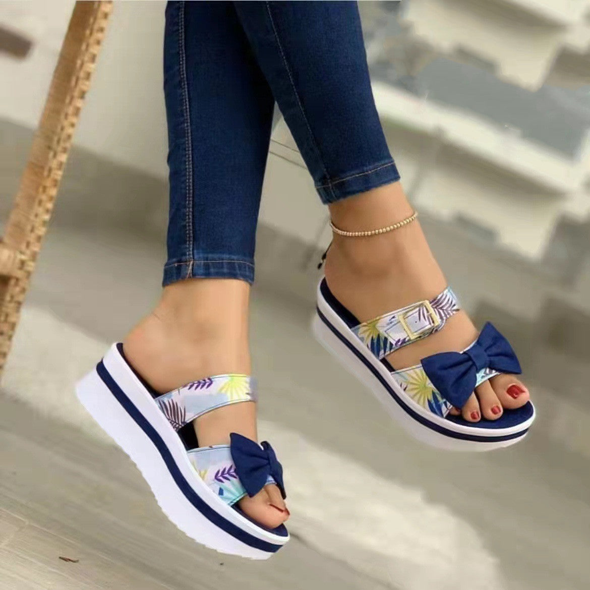 Sandalen mit Schleife und Plateau – Bild 5 | LuxeStyle